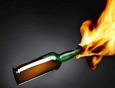 Άγνωστοι πέταξαν βομβα μολότοφ σε τράπεζα στην Αλεξάνδρεια Ημαθίας